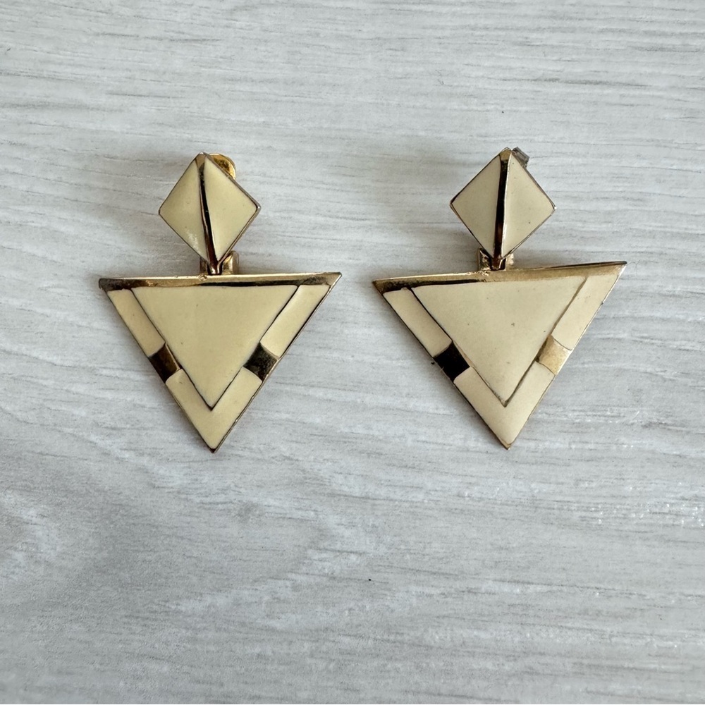 𝅺Vintage Enamel Cream & Goldtone Post-back Triangular Drop Dangle Earrings